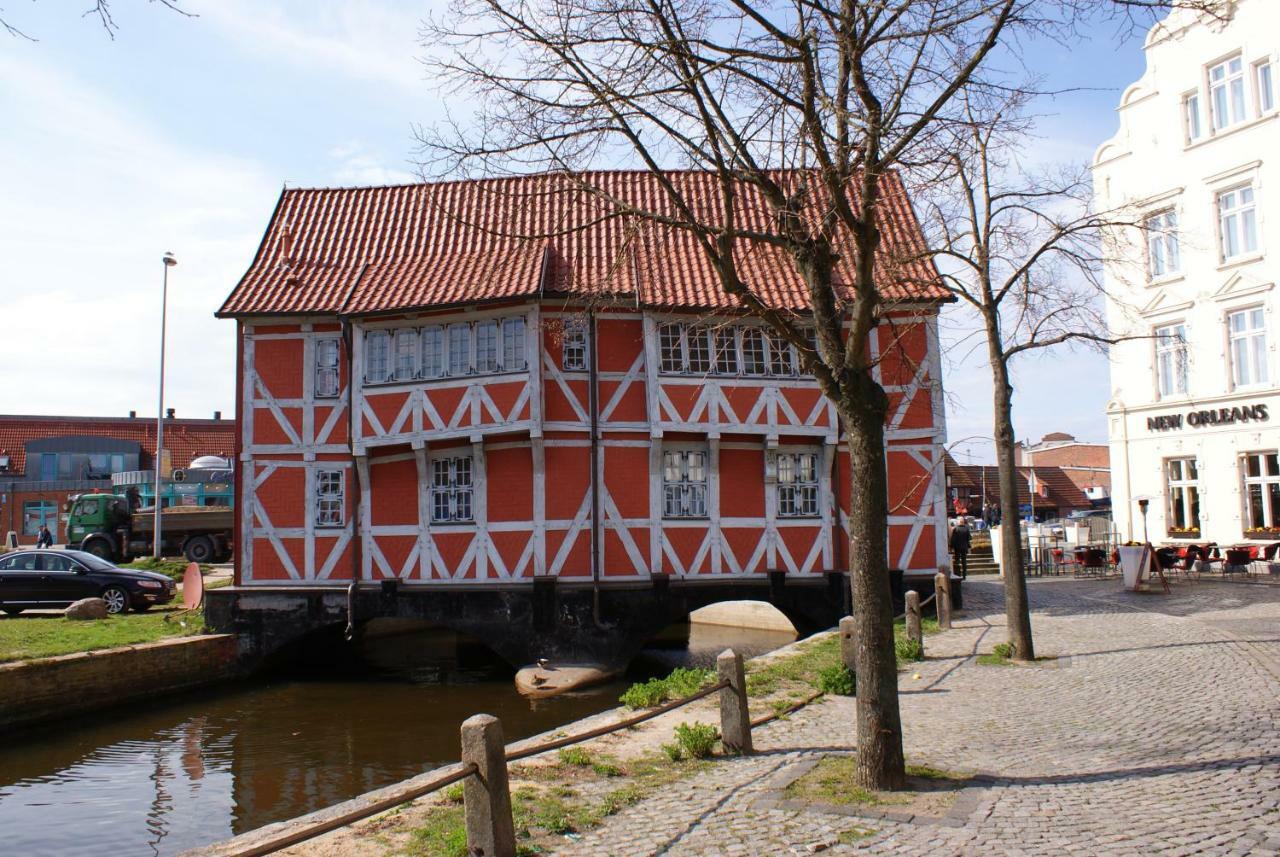 Stadtvilla Bruegemann Mit Terrasse & Parkplatz - Abc136 By AbcWißmar エクステリア 写真